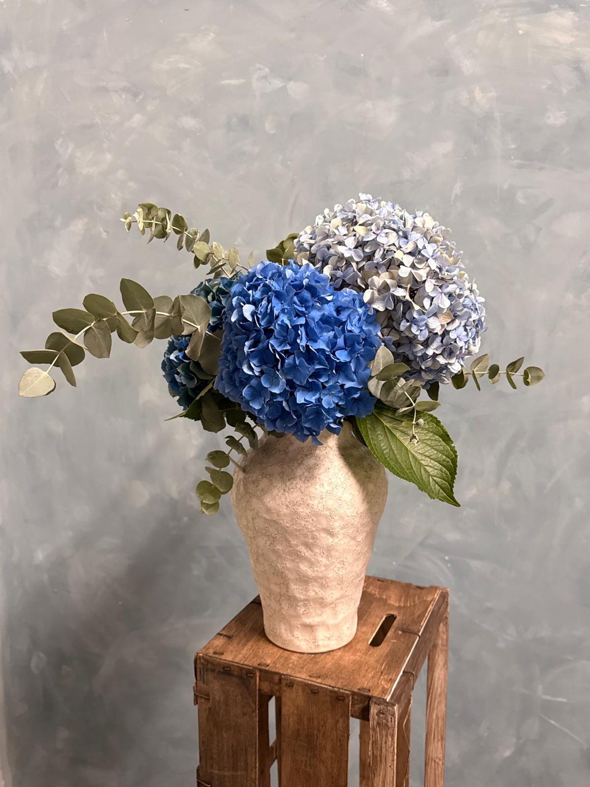 Arreglo de hortensias otoñadas con jarrón