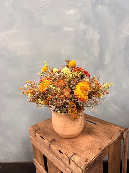 Cerámica con flores secas y preservadas