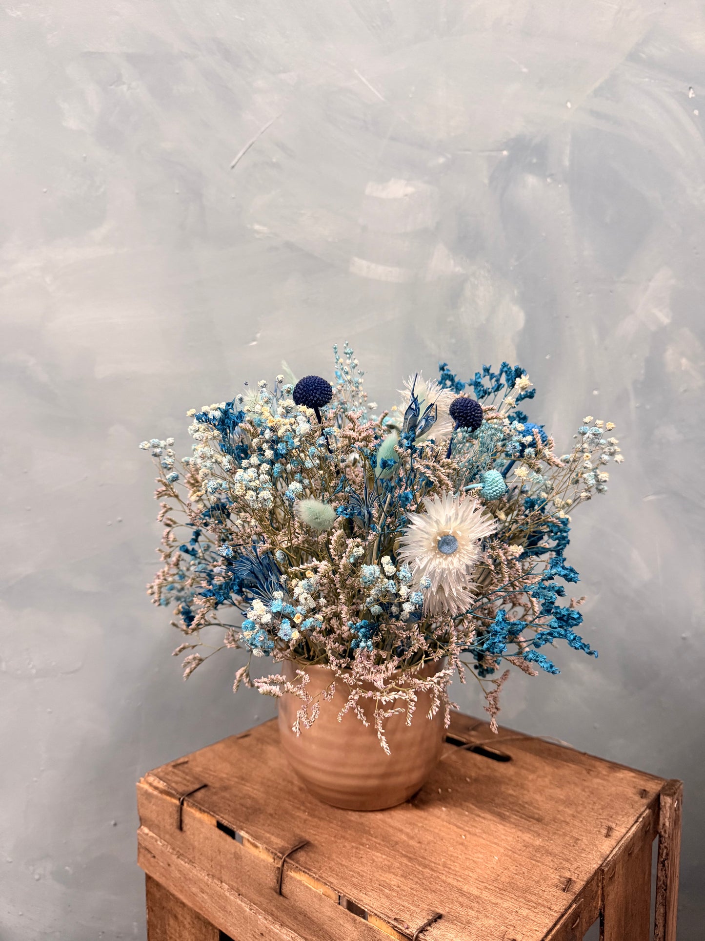 Cerámica con flores secas y preservadas