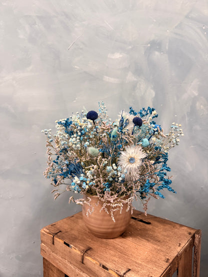 Cerámica con flores secas y preservadas