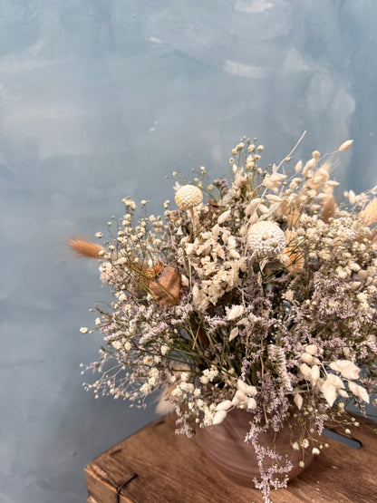 Cerámica con flores secas y preservadas