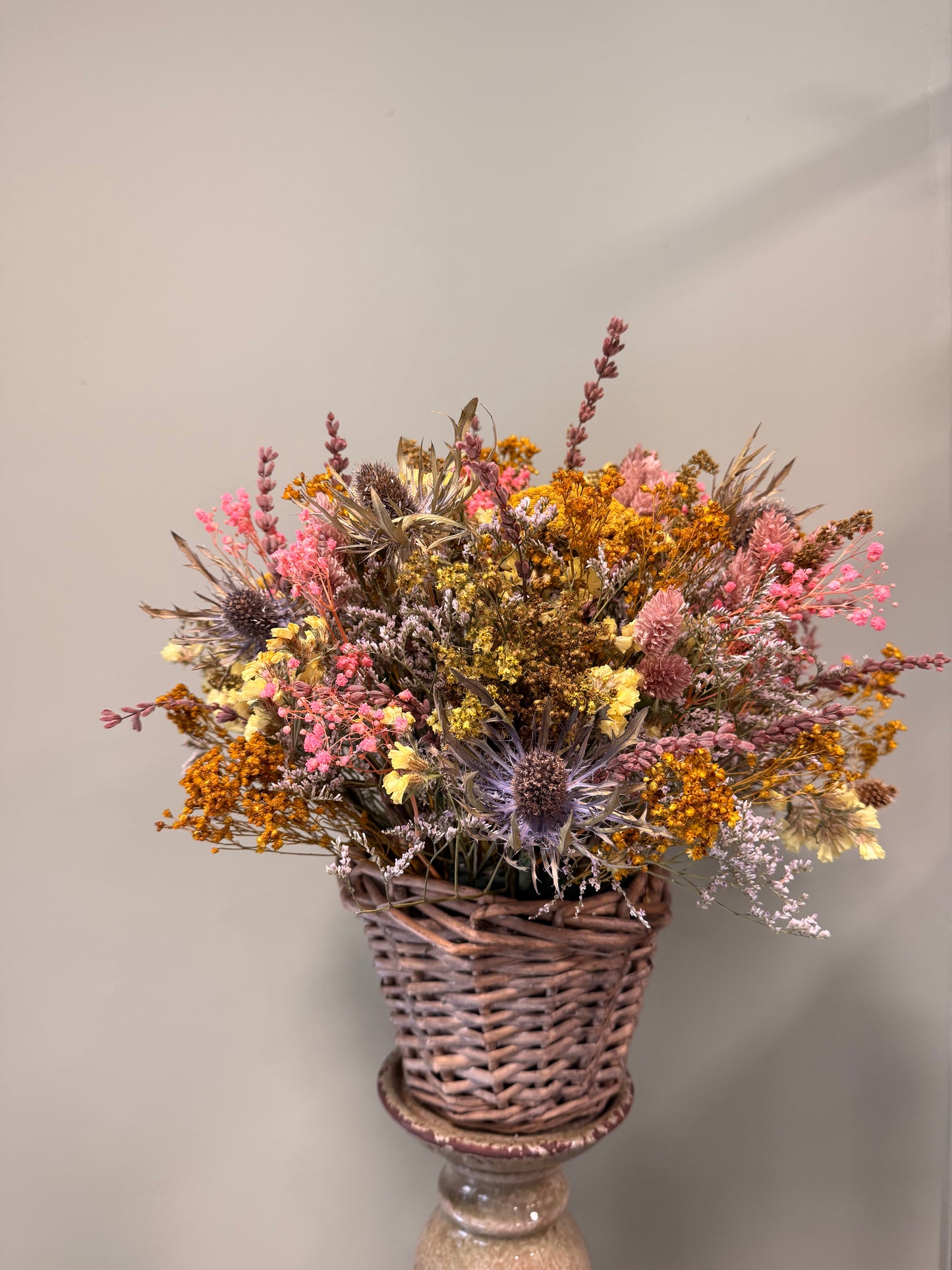 Cesto pequeño de flores secas y preservadas · Personalizable