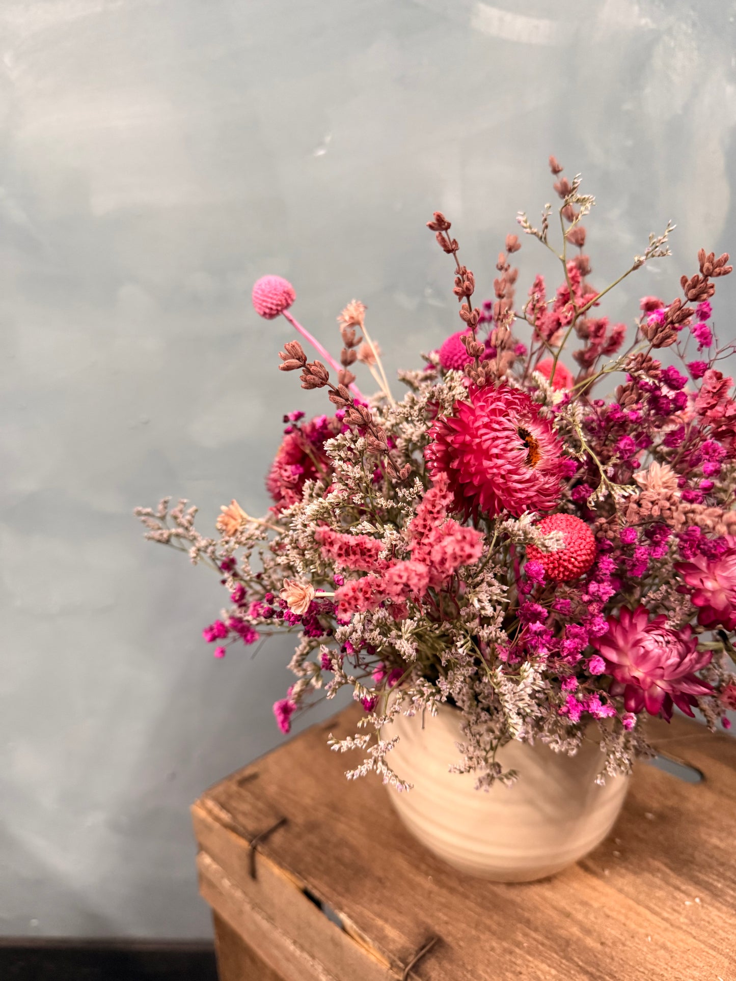 Cerámica con flores secas y preservadas