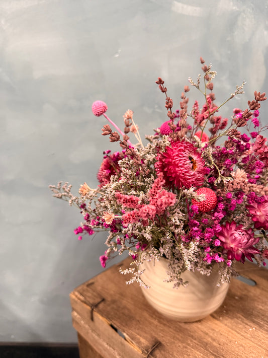 Cerámica con flores secas y preservadas