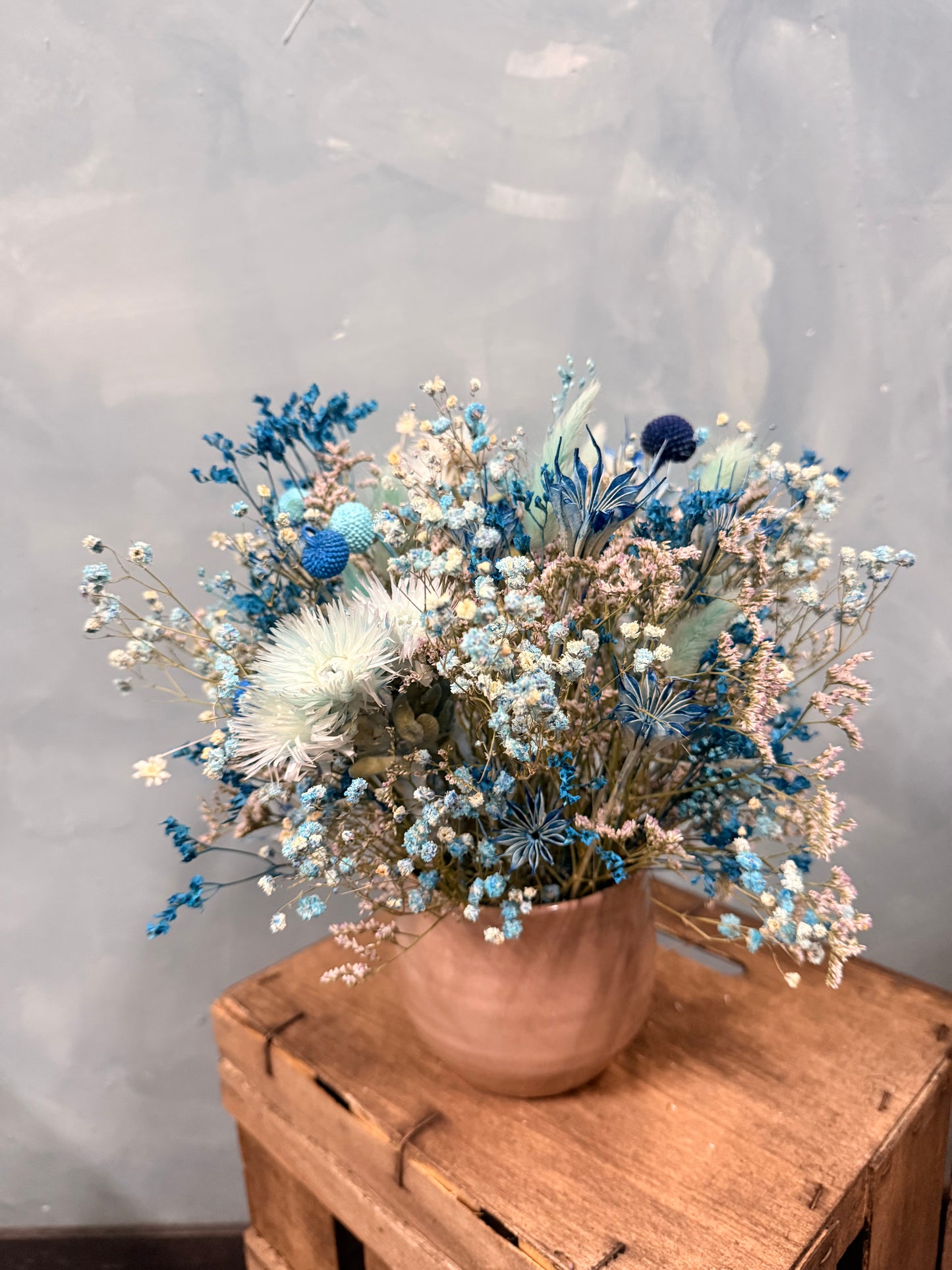 Cerámica con flores secas y preservadas