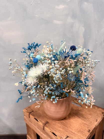 Cerámica con flores secas y preservadas