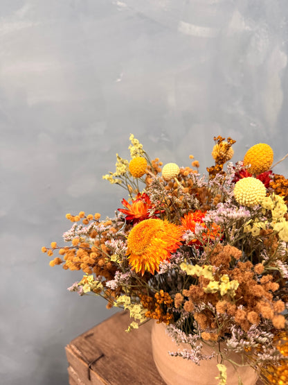 Cerámica con flores secas y preservadas