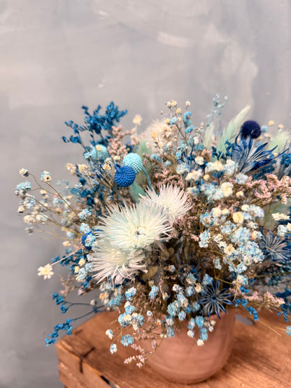 Cerámica con flores secas y preservadas