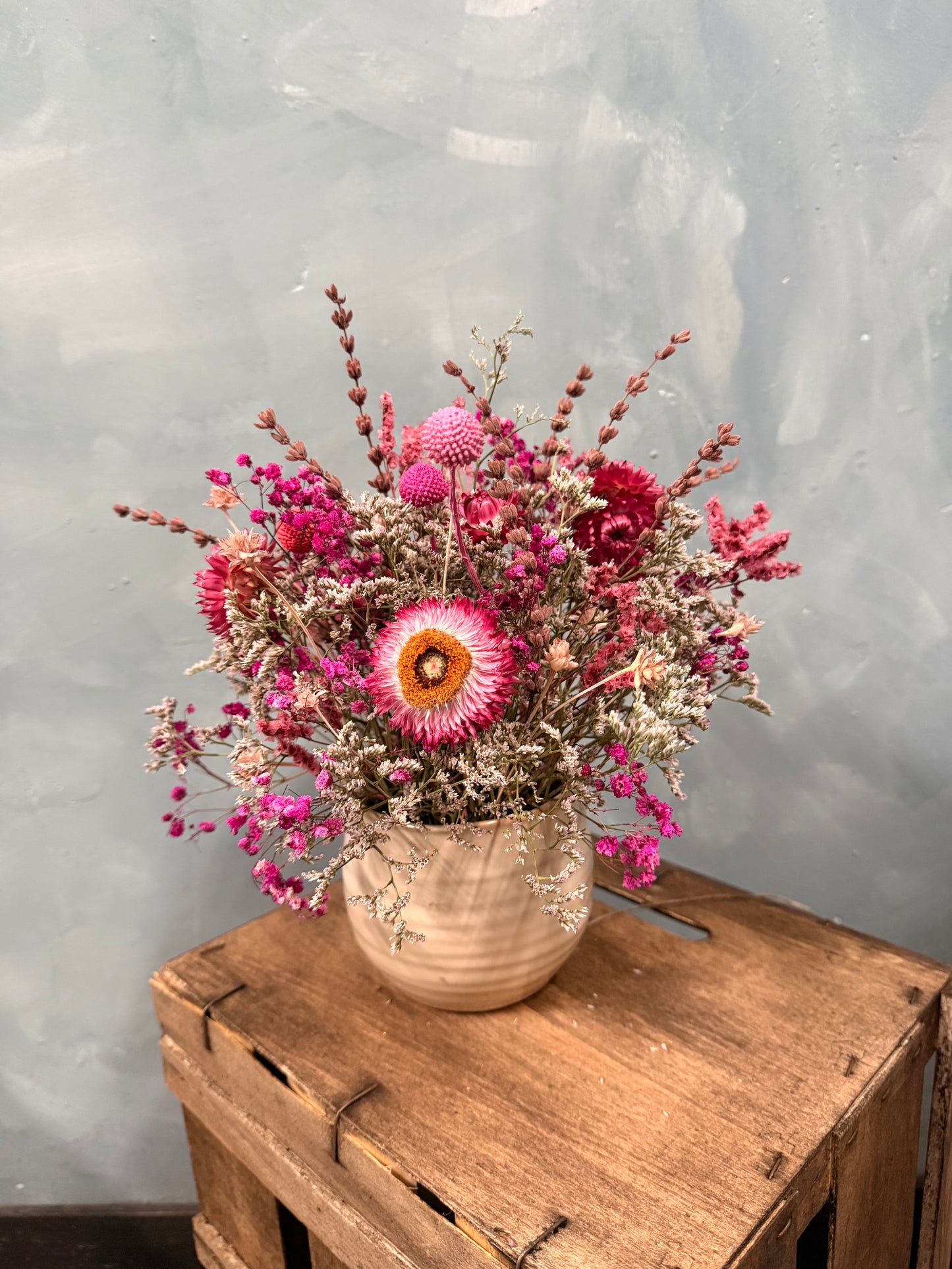 Cerámica con flores secas y preservadas
