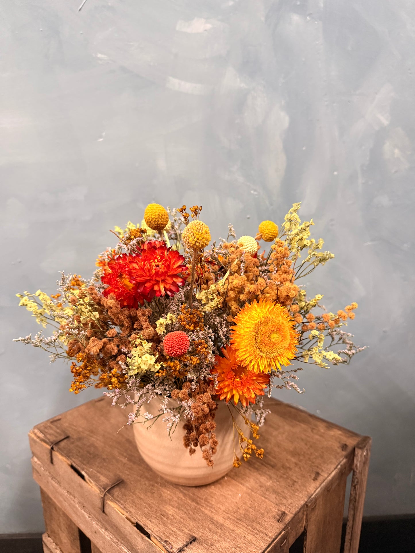 Cerámica con flores secas y preservadas