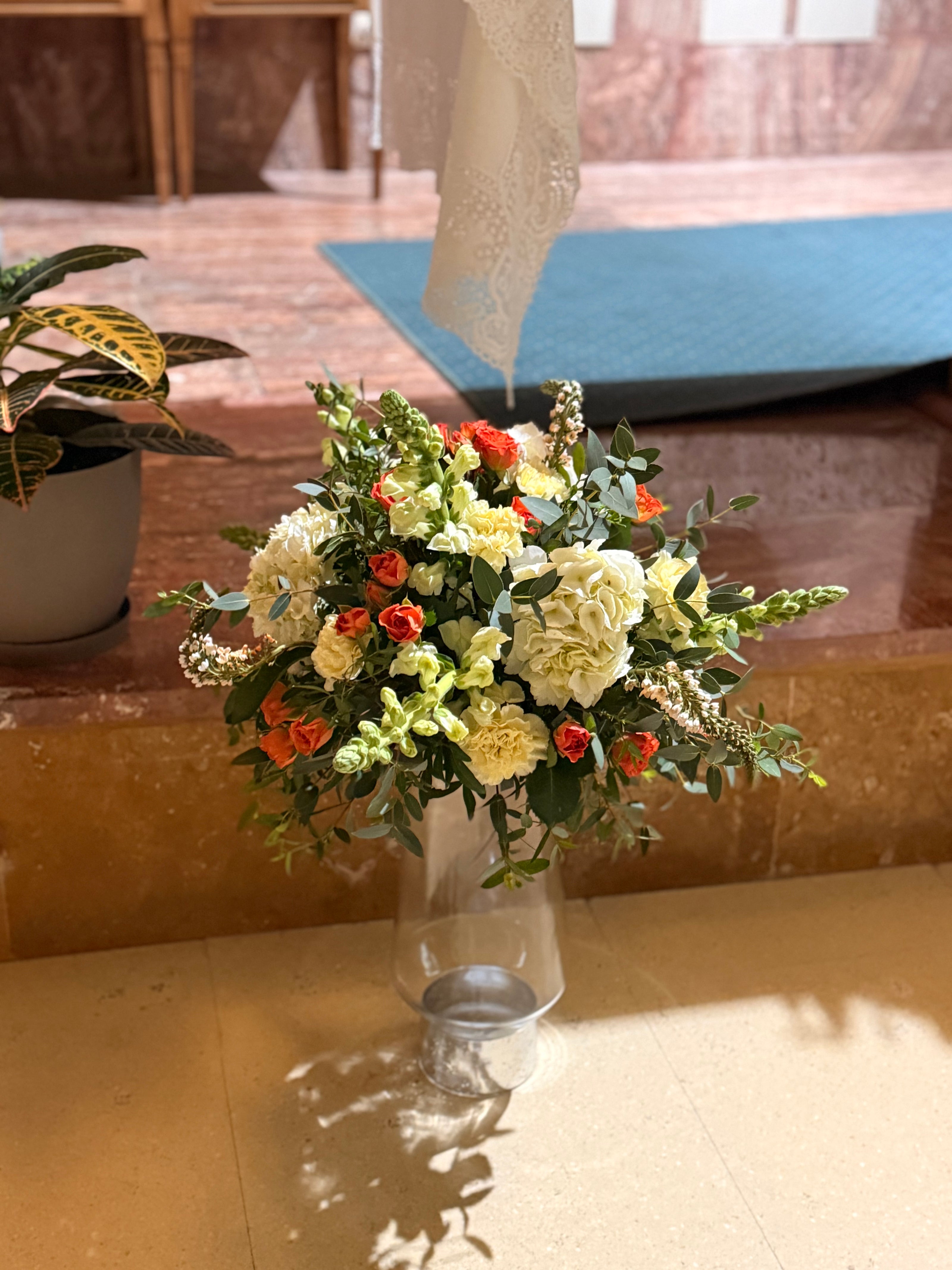 Arreglos florales personalizados en altar