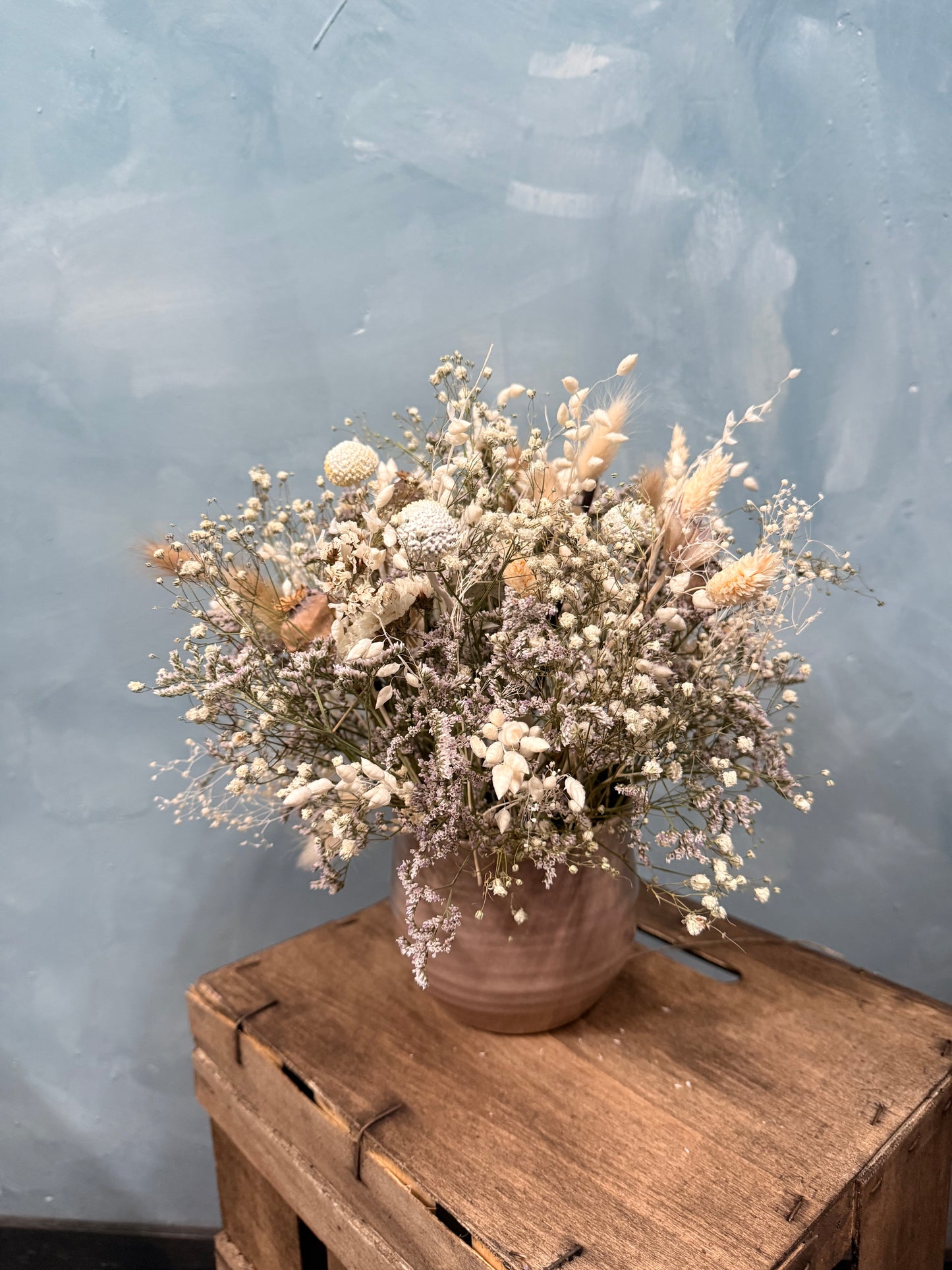 Cerámica con flores secas y preservadas