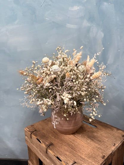 Cerámica con flores secas y preservadas