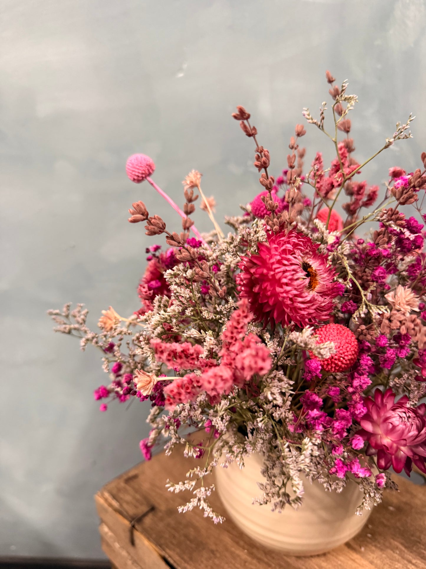 Cerámica con flores secas y preservadas