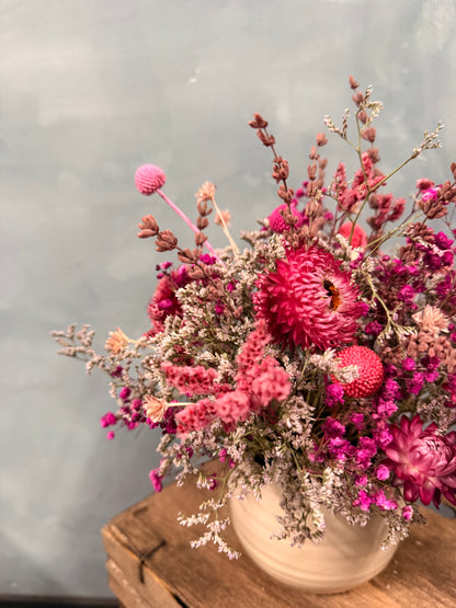 Cerámica con flores secas y preservadas