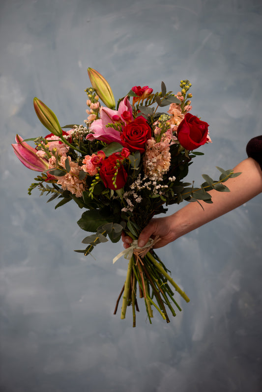 Ramo Rosas Rojas con Flor de Temporada