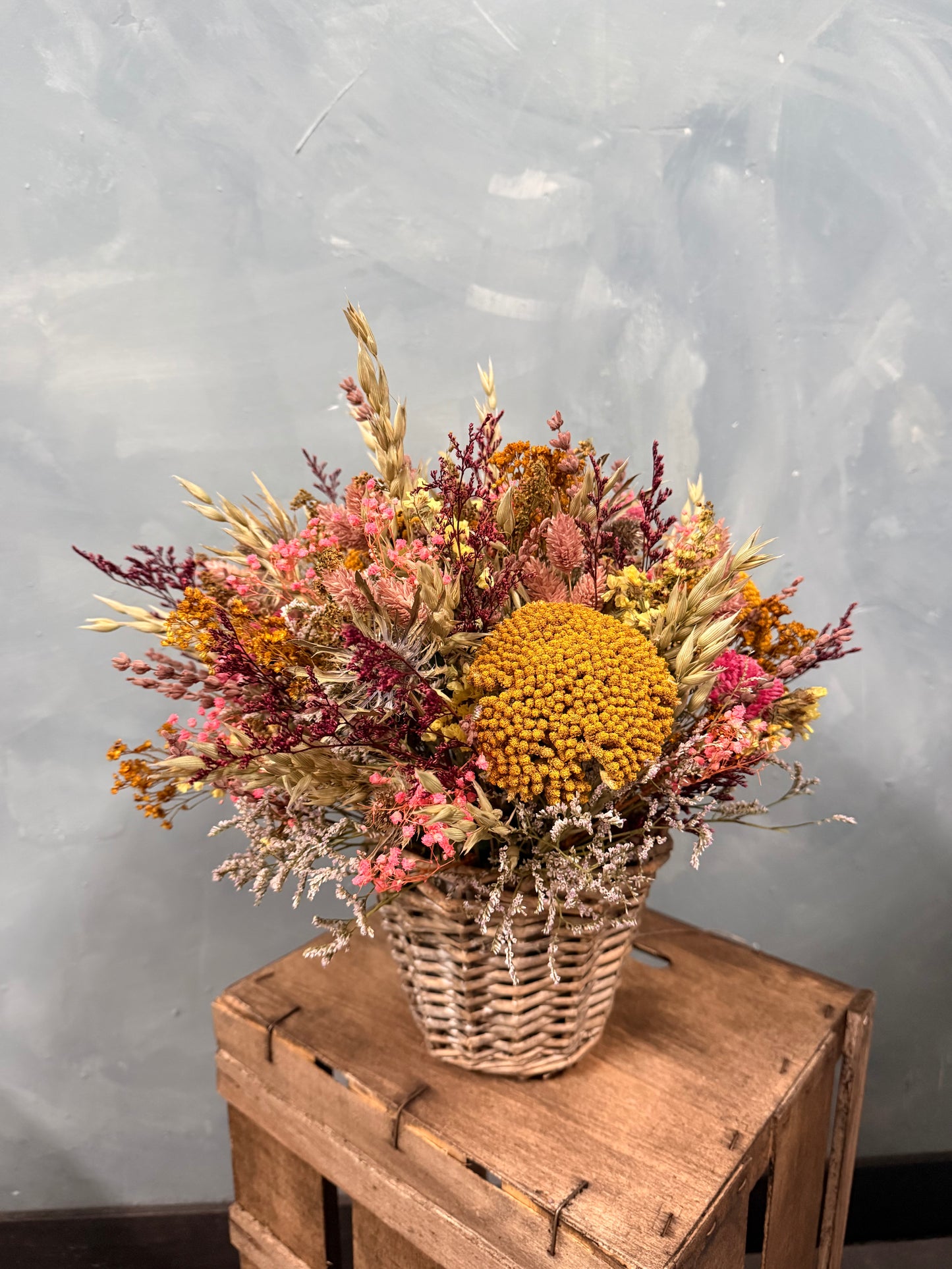 Cesto pequeño de flores secas y preservadas · Personalizable