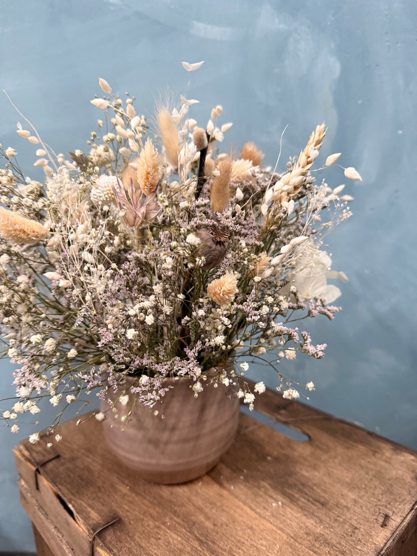 Cerámica con flores secas y preservadas