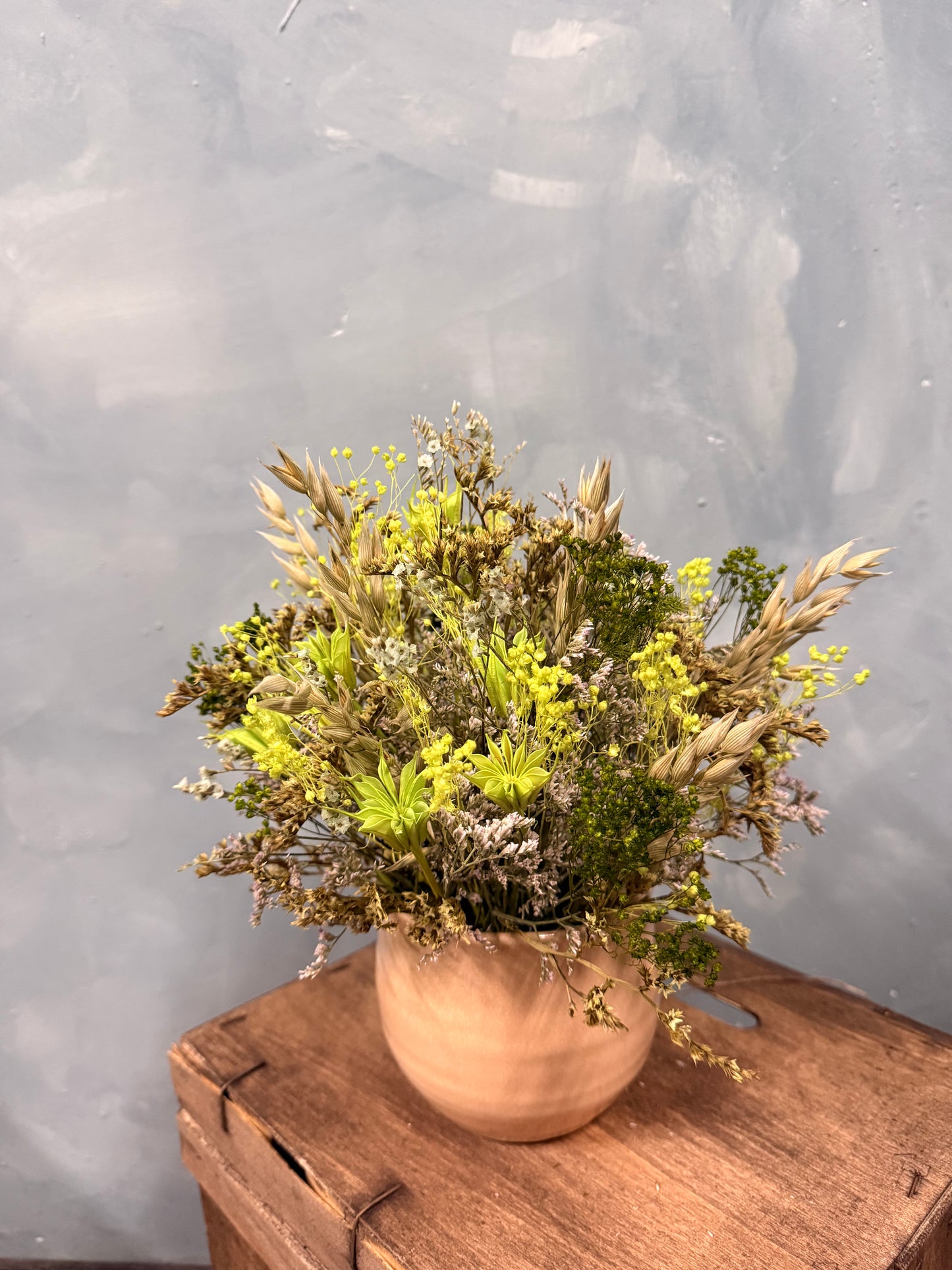 Cerámica con flores secas y preservadas