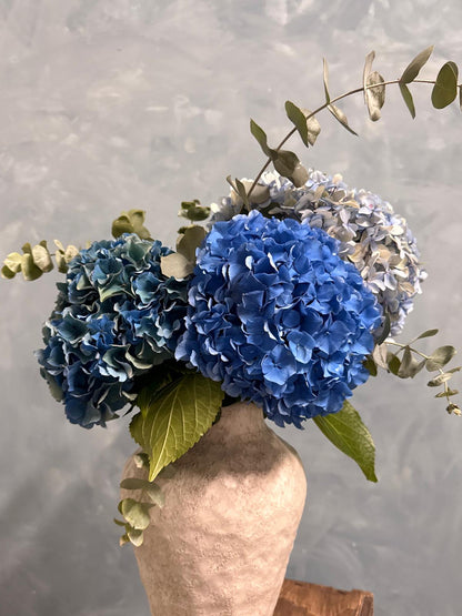 Arreglo de hortensias otoñadas con jarrón