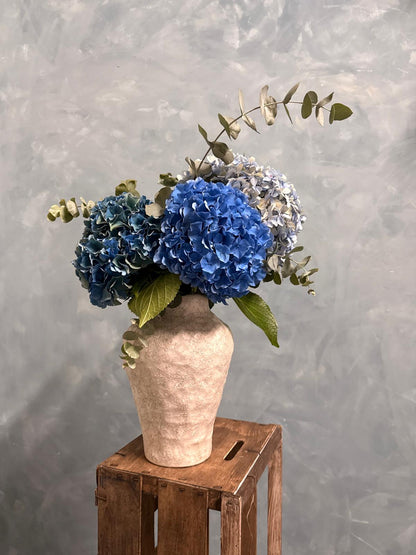 Arreglo de hortensias otoñadas con jarrón
